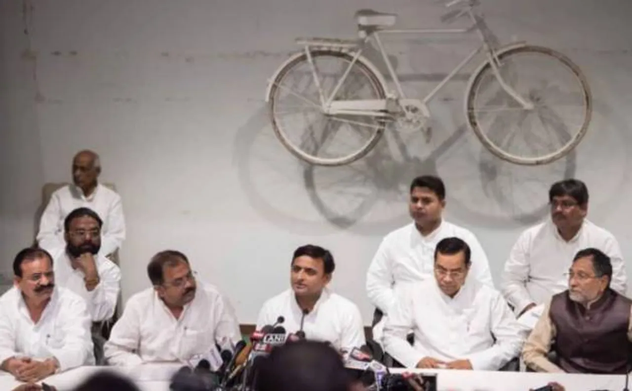 शिवपाल यादव ने बनाई नई पार्टी, अखिलेश ने कहा- हम आस्तीन के सांप को पहचानते हैं