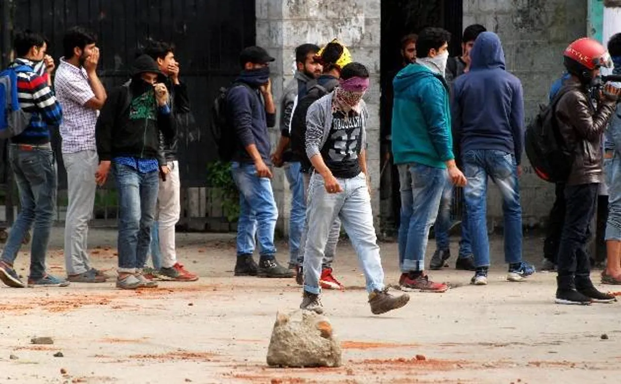 जम्मू-कश्मीर: छात्रों ने लहराए पाकिस्तानी झंडे, हिंसा में 20 से अधिक घायल