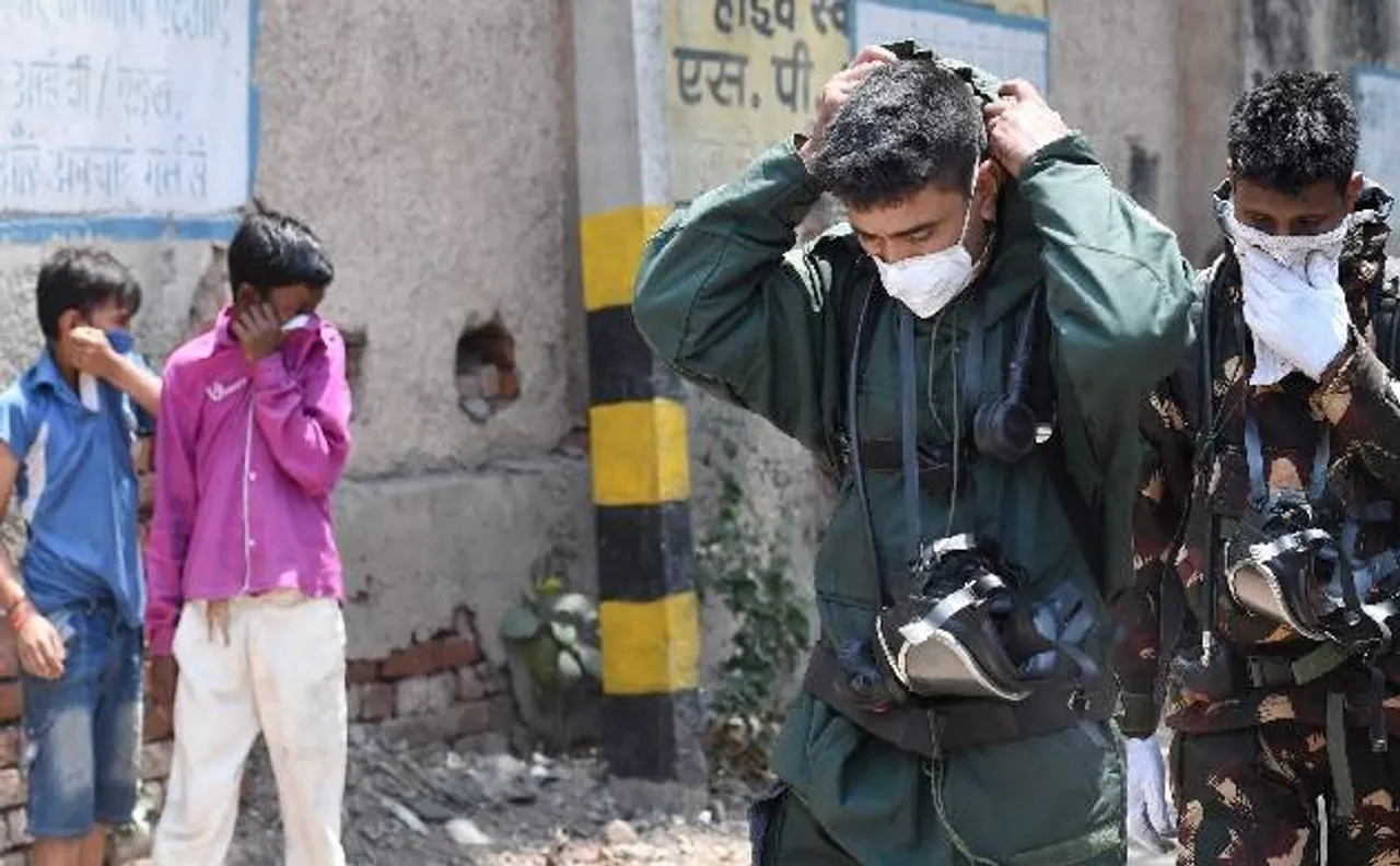 दिल्ली: तुगलकाबाद में गैस लीक से 450 छात्राएं बीमार, दिल्ली सरकार ने गैस डिपो को जारी किया नोटिस
