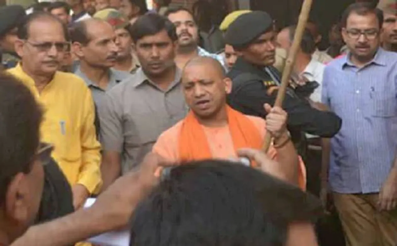 Video: 'गंदे' यूपी को साफ करने के लिए सीएम योगी आदित्यनाथ ने लखनऊ में उठाई झाड़ू