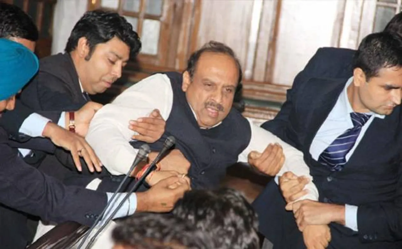 दिल्ली विधानसभा से मार्शल ने बीजेपी नेता विजेंद्र गुप्ता को बाहर निकाला, केजरीवाल के कथित भ्रष्टाचार पर स्थगन प्रस्ताव की कर रहे थे मांग