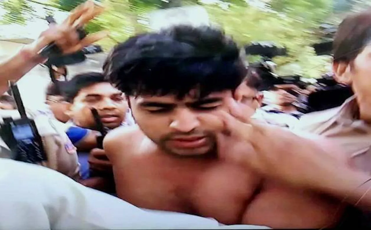 वीडियो: CM केजरीवाल के खिलाफ 'सत्याग्रह' पर बैठे AAP के बागी कपिल मिश्रा पर हमला