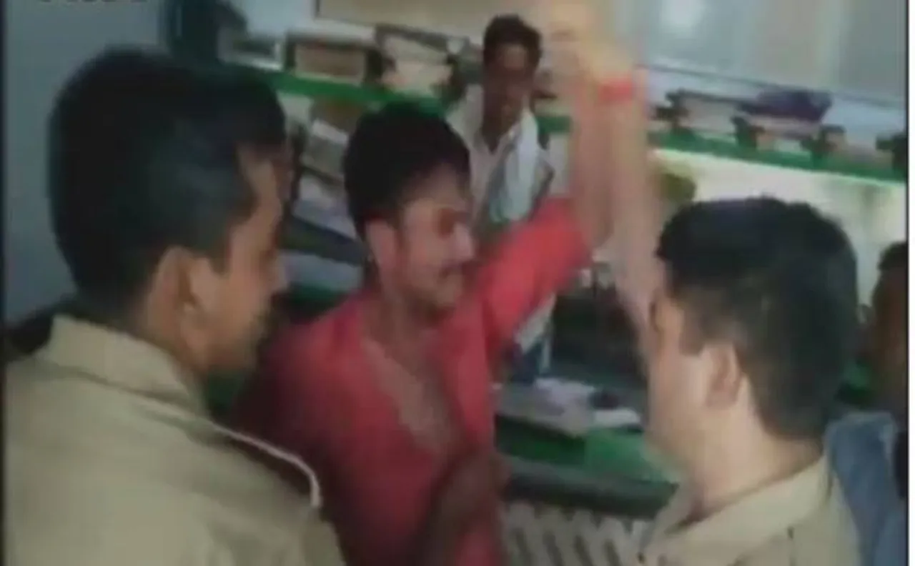 वीडियो: यूपी के एटा में समाजवादी पार्टी के वरिष्ठ नेता रमेश यादव के भतीजे ने सब इंस्पेक्टर को मारा थप्पड़