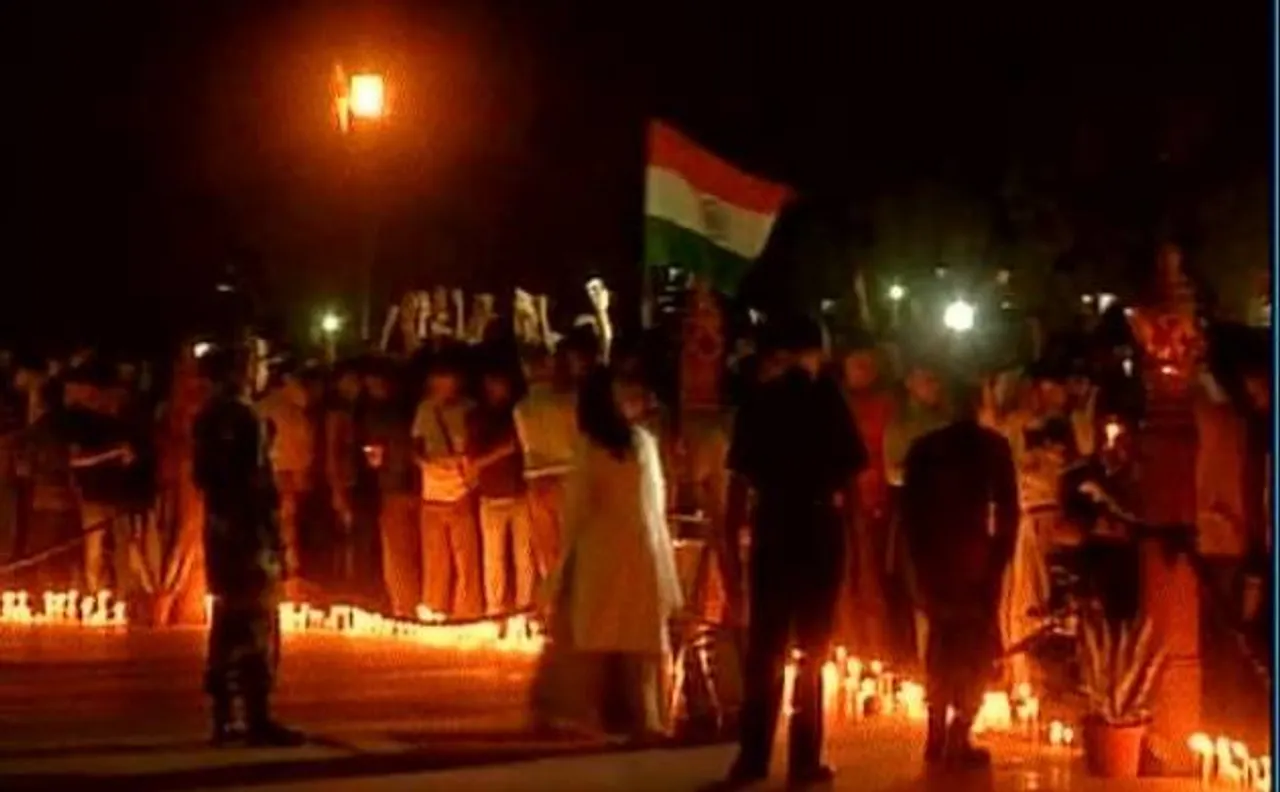 दिल्ली: इंडिया गेट पर लेफ्टिनेंट उमर फैयाज को श्रद्धांजलि देने जमा हुए लोग