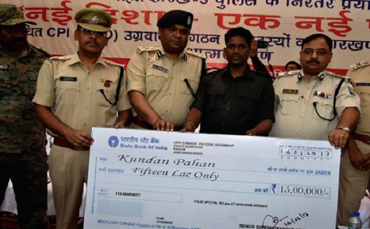 पूर्व मंत्री और पुलिसकर्मी के हत्यारोपी नक्सली कुंदन पाहन ने किया सरेंडर