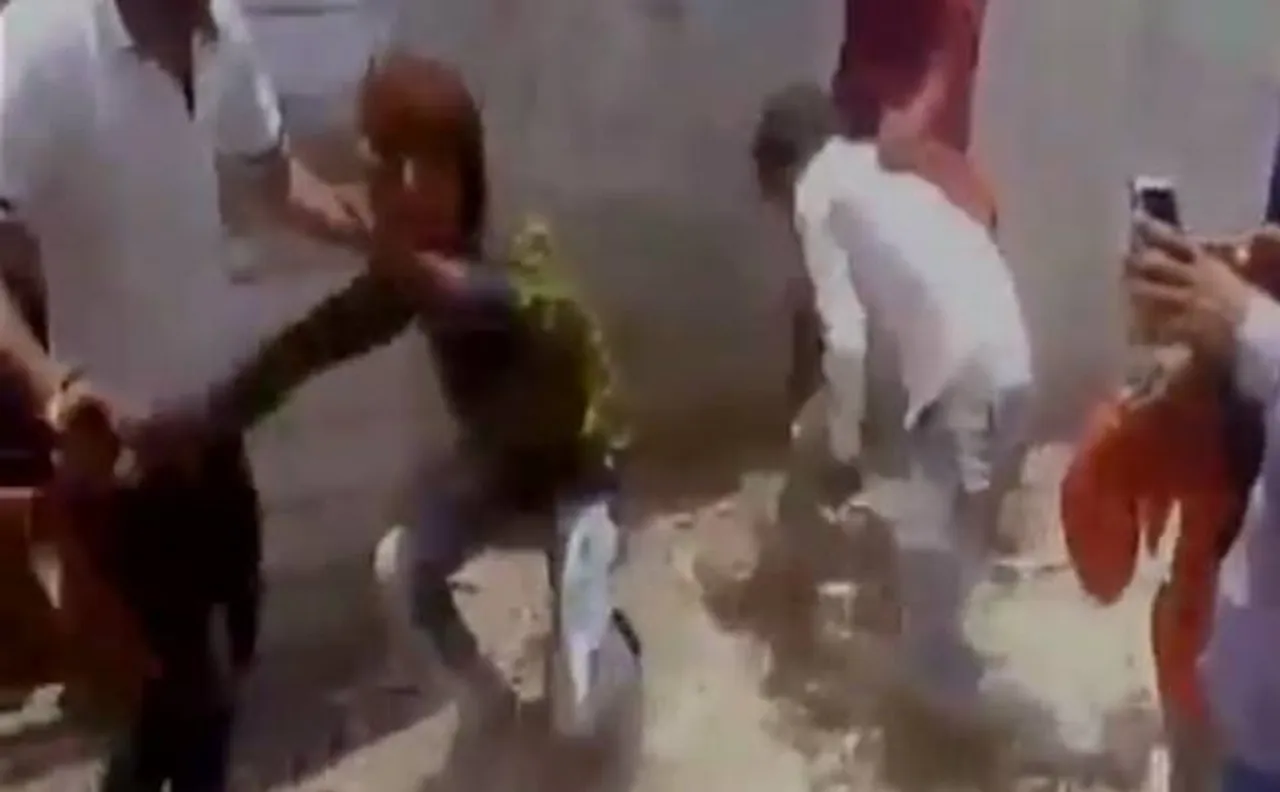 मध्य प्रदेश के उज्जैन में कथित गो रक्षा के नाम पर एक शख्स बेरहमी से पीटा, चार लोग गिरफ्तार