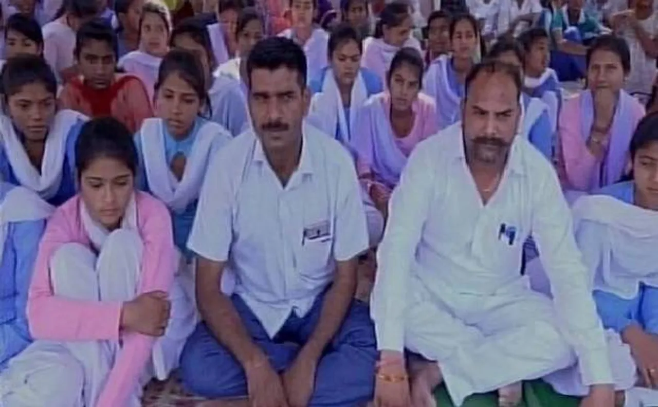 हरियाणा: रेवाड़ी के स्कूल में छेड़खानी का डर, 6 दिन से भूख हड़ताल पर बैठी छात्राएं हुईं बीमार