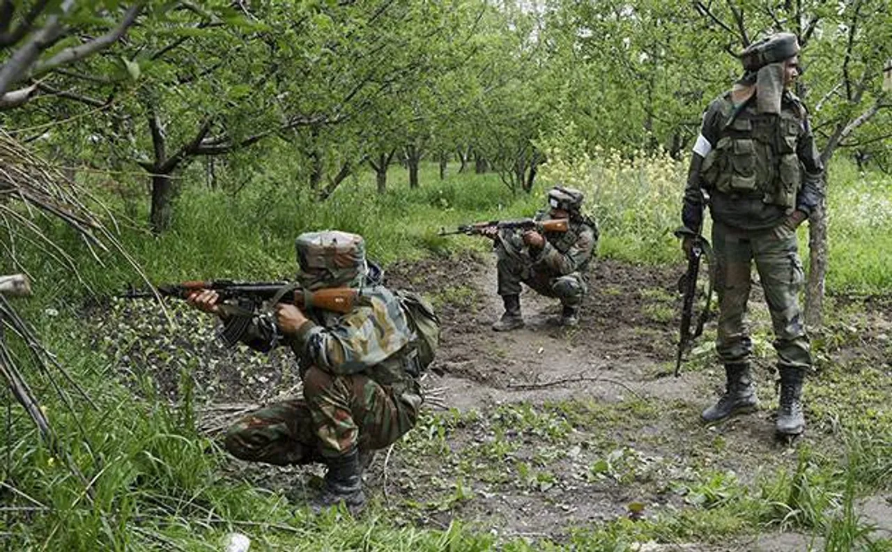 जम्मू-कश्मीर: शोपियां में सेना का सर्च ऑपरेशन, सुरक्षा बलों पर पत्थरबाज़ी