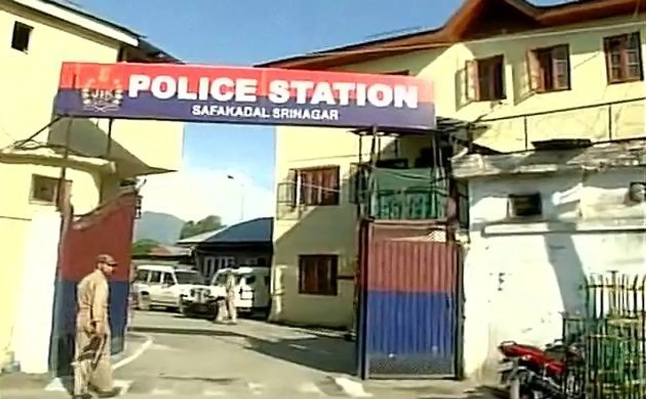जम्मू-कश्मीर: श्रीनगर के सफा कदाल पुलिस स्टेशन पर आतंकियों ने किया हमला, दो घायल