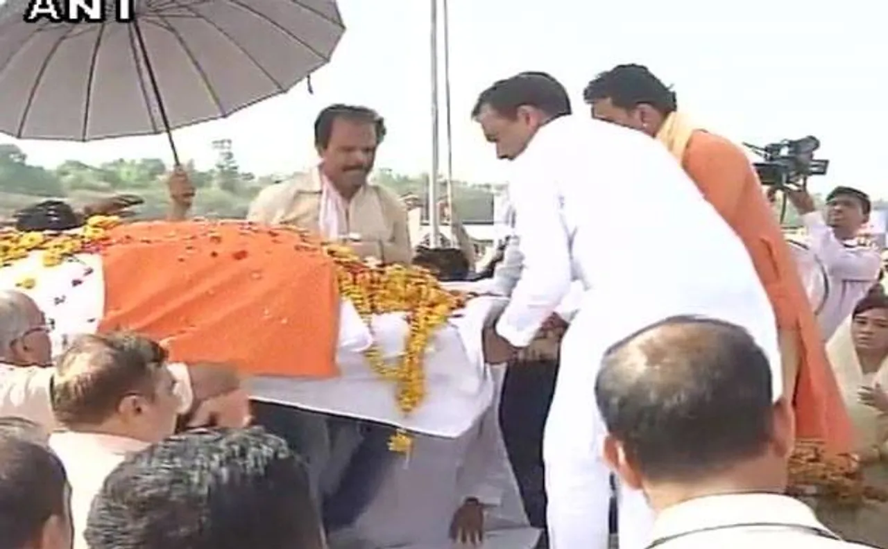 अनिल दवे पंच तत्व में विलीन, का नर्मदा किनारे हुआ अंतिम संस्कार, सीएम शिवराज ने दी श्रद्धांजलि