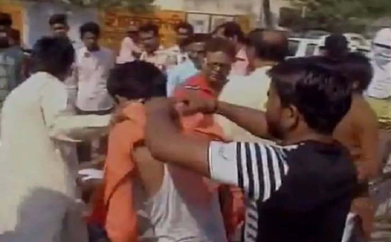 VIDEO: मुजफ्फरनगर में बजरंग दल की गुंडागर्दी, महिला दोस्तों से मिलने गए दो युवकों की करी धुनाई