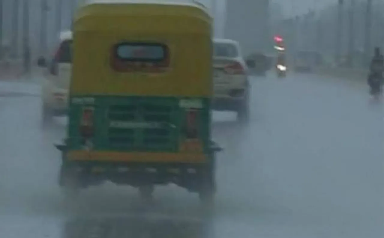 दिल्ली-एनसीआर में बारिश होने के बाद मौसम हुआ सुहावना, लोगों ने ली रा​हत की सांस