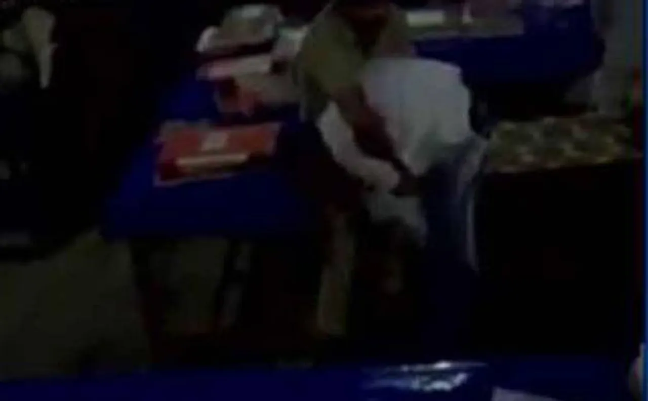 यूपी के बदायूं में समाजवादी कार्यकर्ता को पुलिस ने थाने में जमकर पीटा, वीडियो हो रहा है वायरल