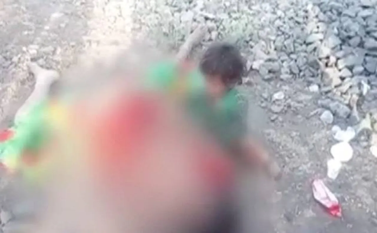 मध्य प्रदेश: रेलवे ट्रैक पर मृत मां से लिपटकर दूध पीता रहा बच्चा, Video वायरल
