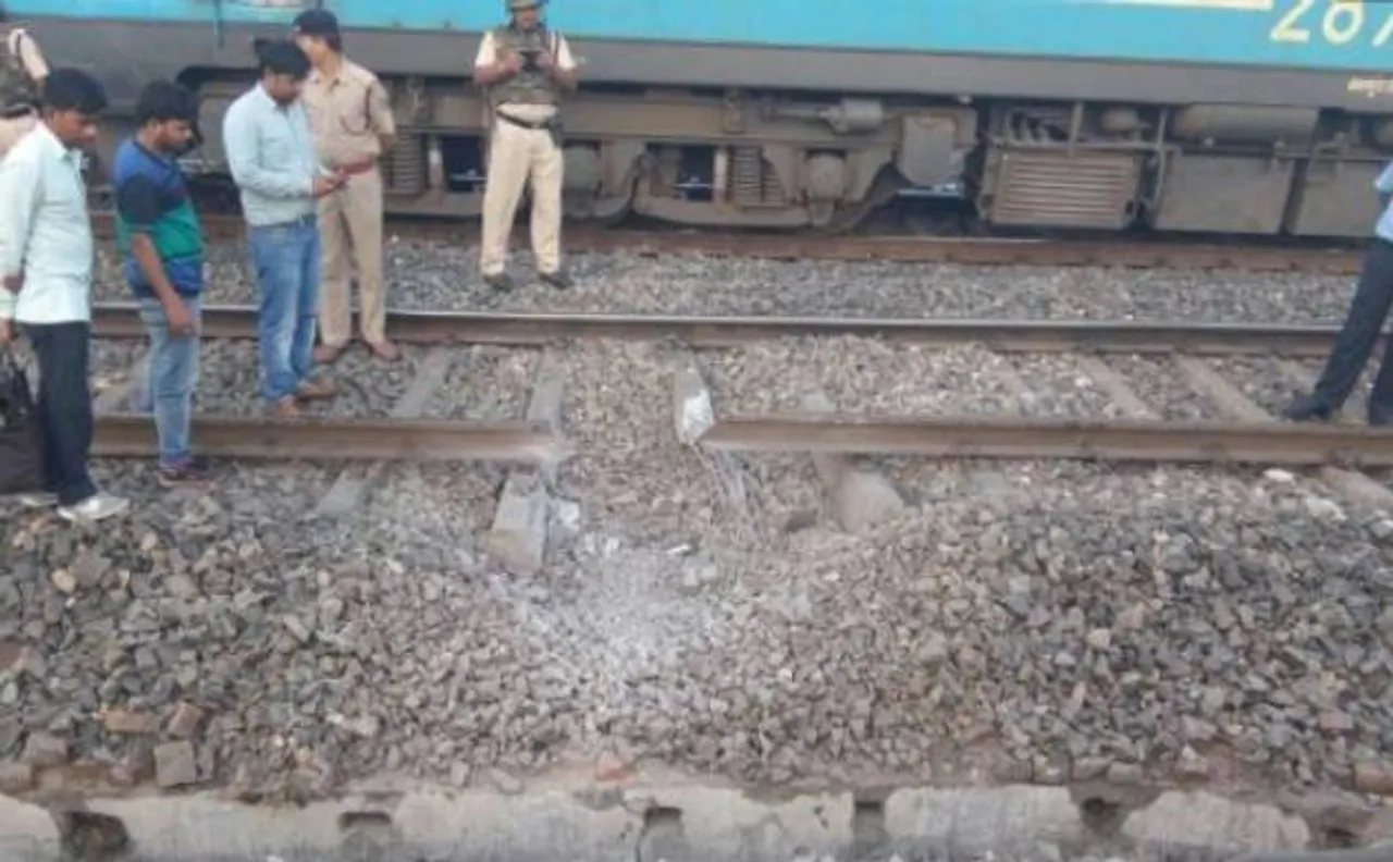 झारखंड: नक्सलियों का बंद, रेल पटरियां उड़ाईं, कई गाड़ियों में लगाई आग