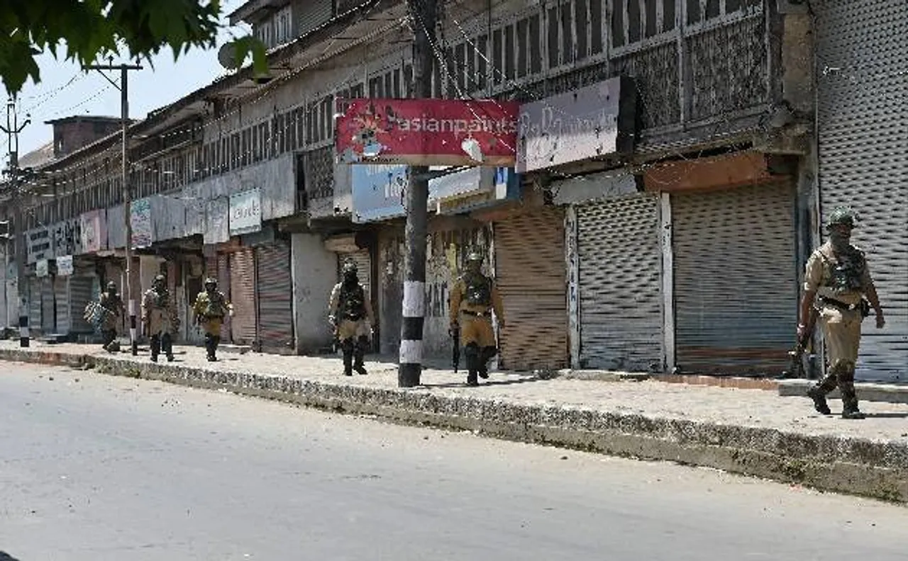 कश्मीर: हिजबुल कमांडर सबजार के समर्थन में अलगाववादियों का 'मार्च टू त्राल', कर्फ्यू जारी