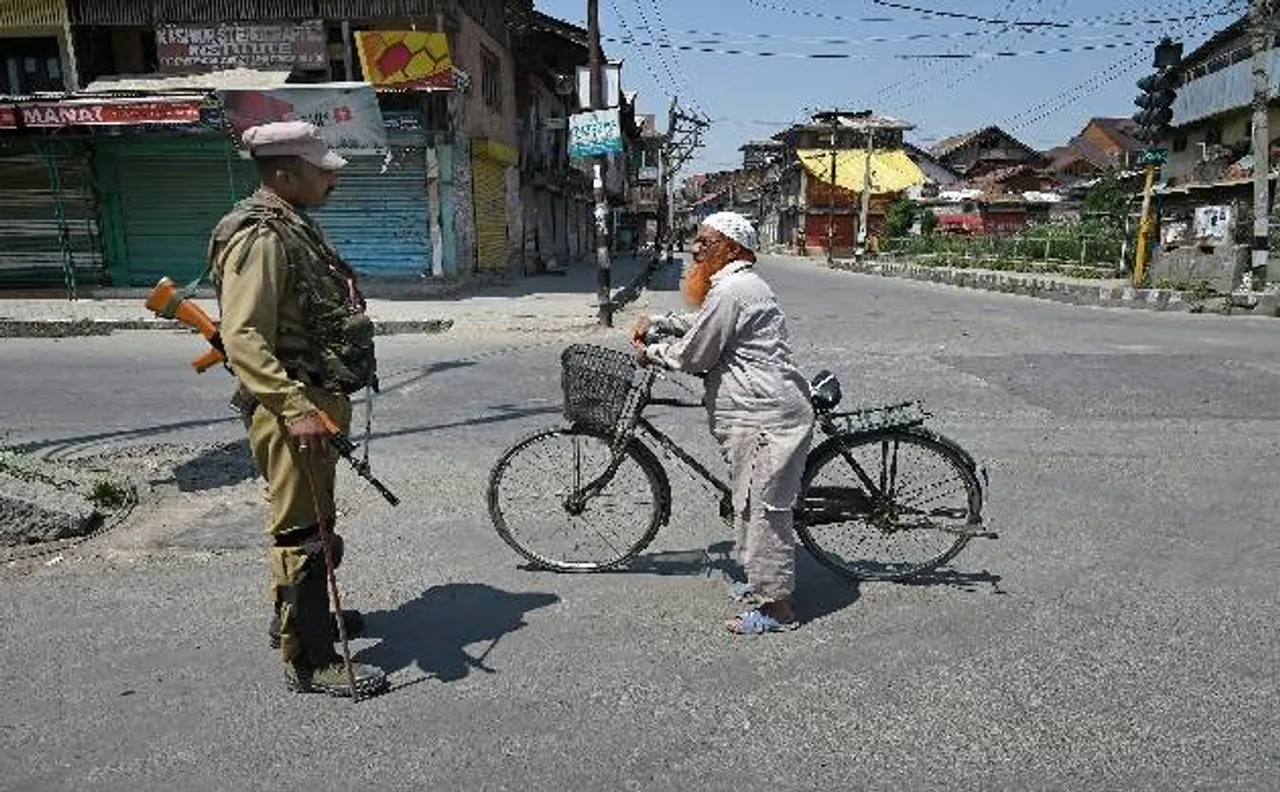 कश्मीर: हिजबुल कमांडर सबजार अहमद के मारे जाने के बाद आज तीसरे दिन कर्फ्यू जारी