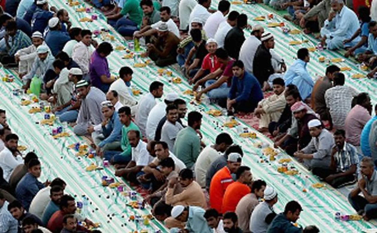 मुस्लिम रोजेदारों के लिये इफ्तार में परोसा जा रहा है गाय के दूध से बना शरबत