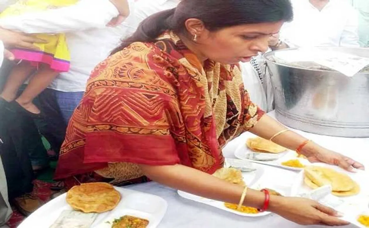 UP: मंत्री स्वाति सिंह ने पहले बियर बार का किया था उद्घाटन, अब प्लेट में बांटे नोट