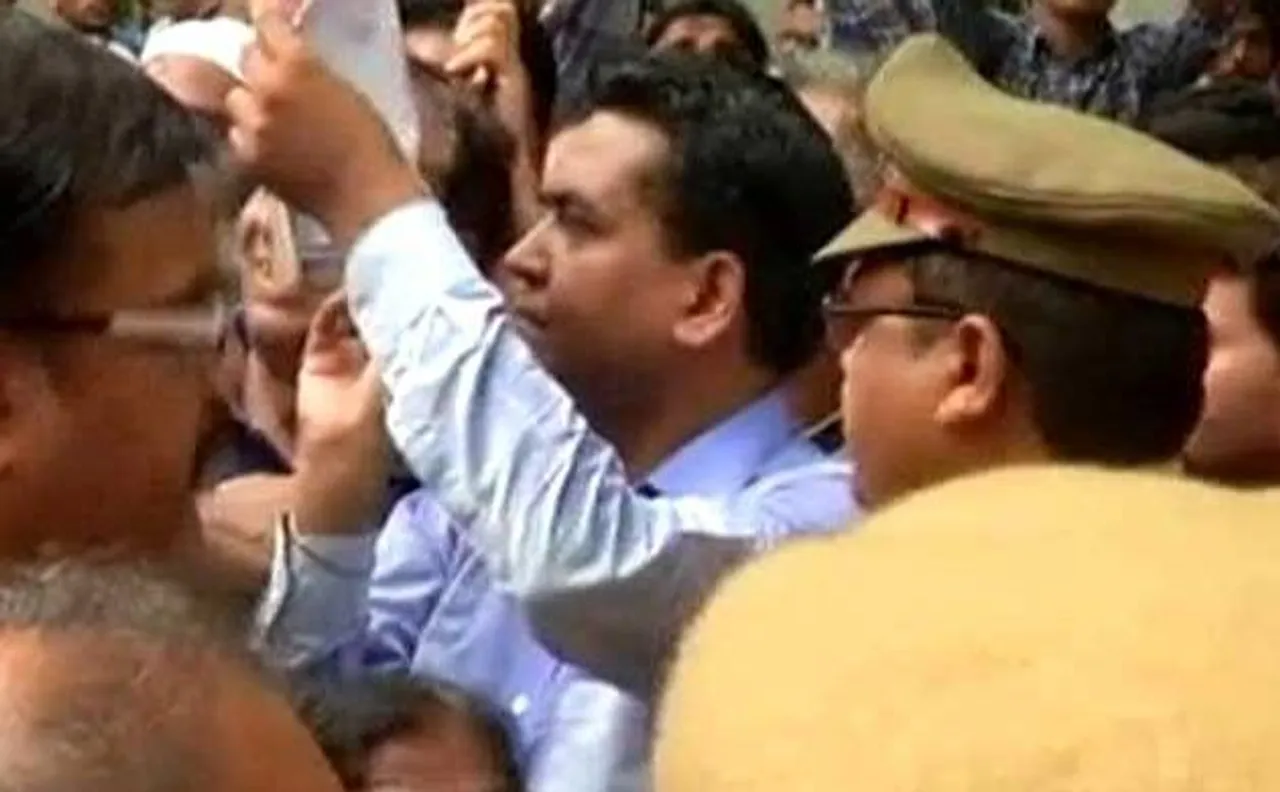 केजरीवाल से उनके घर मिलने पहुंचे कपिल मिश्रा, पुलिस ने रोका तो धरने पर बैठे