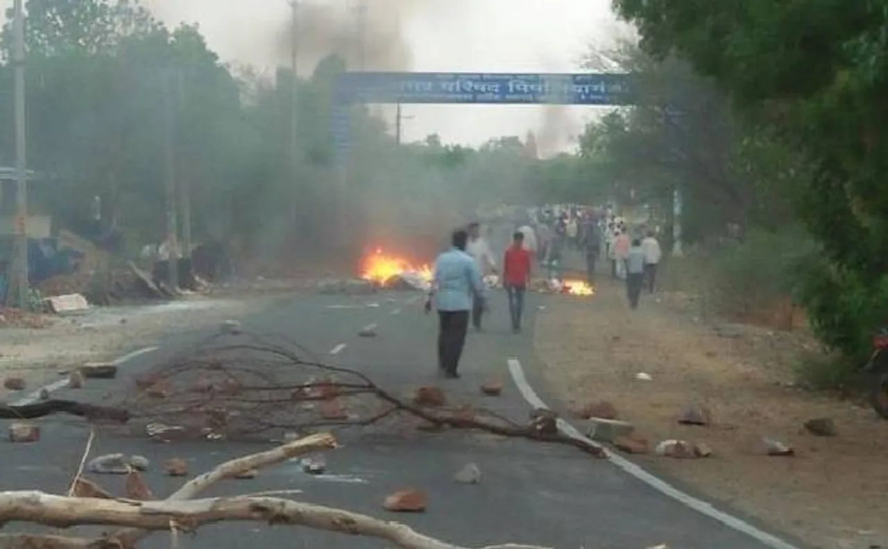 मंदसौर: किसानों का आंदोलन जारी, कई गाड़ियों में लगाई आग, प्रशासन ने कर्फ्यू में दी 8 घंटे की ढील