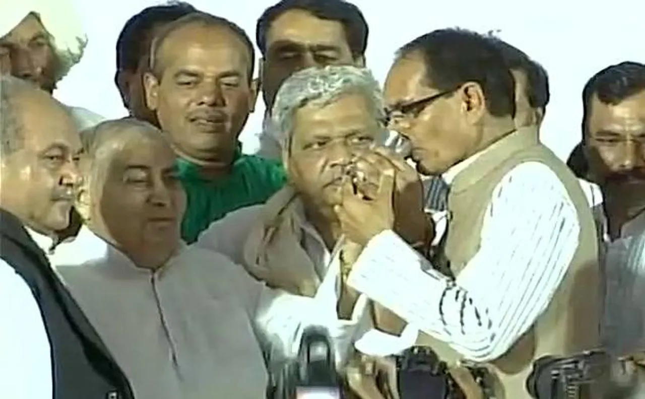 मंदसौर हिंसा: सीएम शिवराज सिंह ने तोड़ा उपवास, हिंसा में मारे गए किसानों ने की थी अपील
