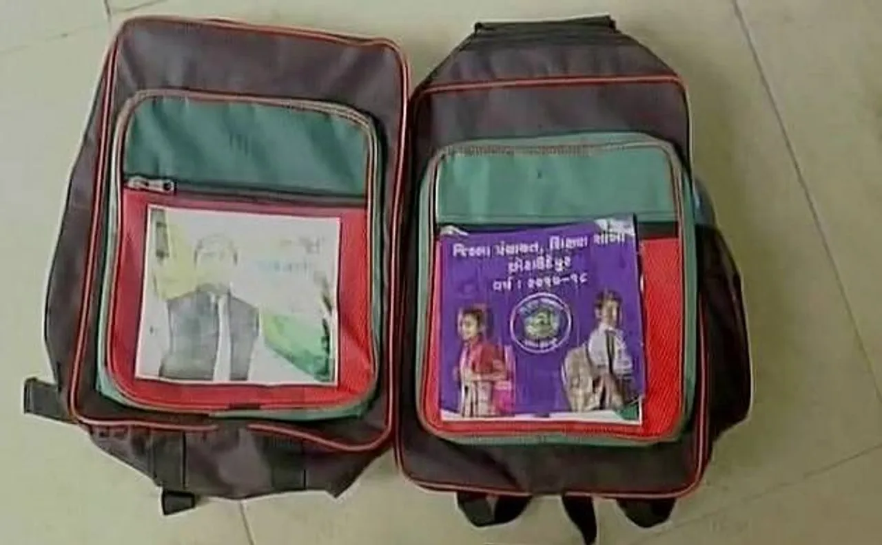 गुजरात सरकार ने स्कूलों में बांटे अखिलेश यादव की तस्वीर वाले बैग, जांच के आदेश