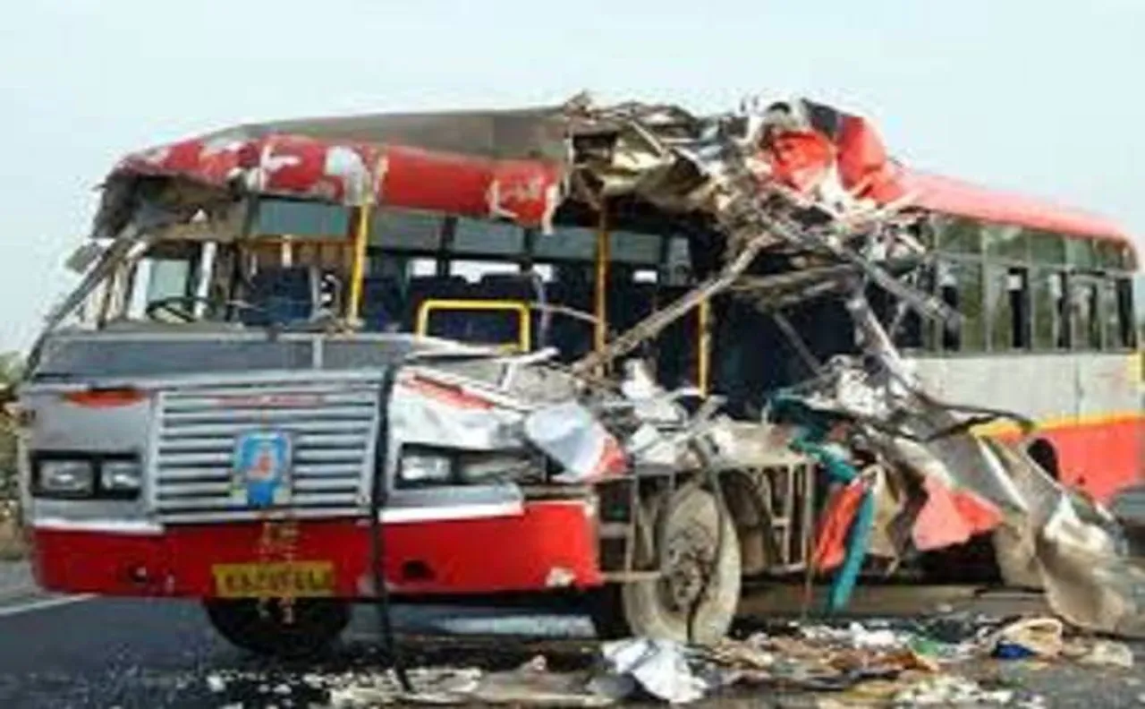 UP: रोडवेज की बस गिरी खाई में, 8 की मौत, 35 घायल
