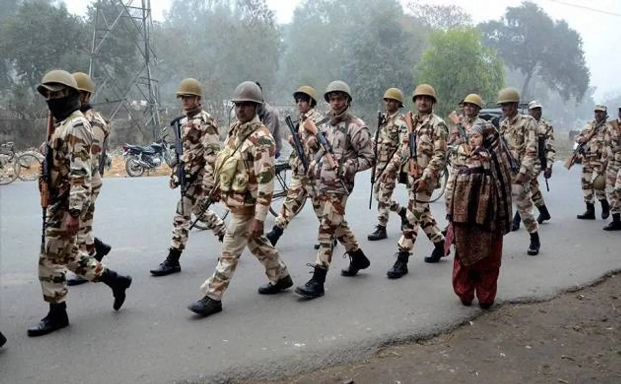 दार्जिलिंग में गोरखा प्रदर्शनकारियों पर पुलिस ने दागे आंसू गैस के गोले, पुलिसिया कार्रवाई के खिलाफ कोहराम