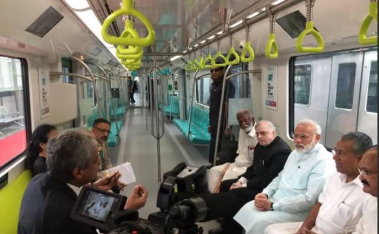 मेट्रो मैन ई श्रीधरन की मौजूदगी में प्रधानमंत्री मोदी ने केरल की पहली मेट्रो को दिखाई हरी झंडी