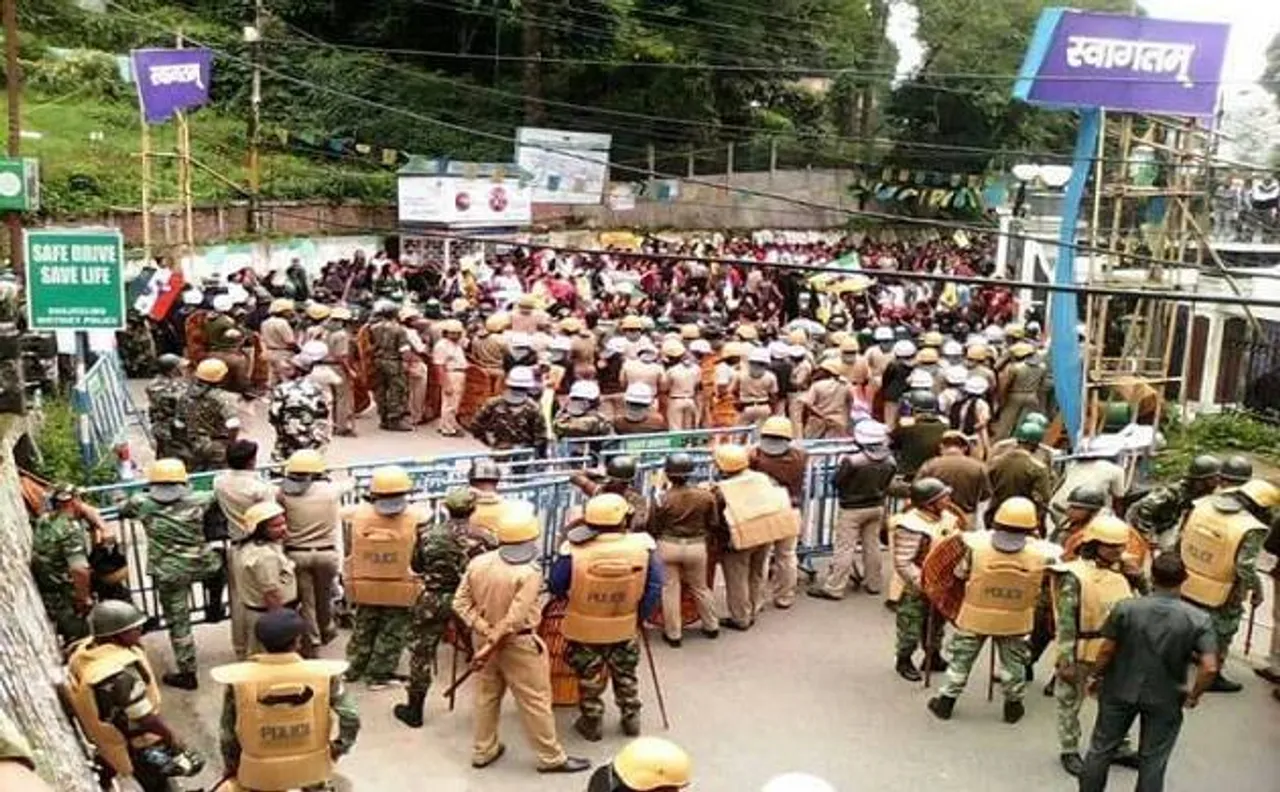 दार्जिलिंग हिंसाः राजनाथ ने की बातचीत की अपील, GJM ने निकाला शांति मार्च