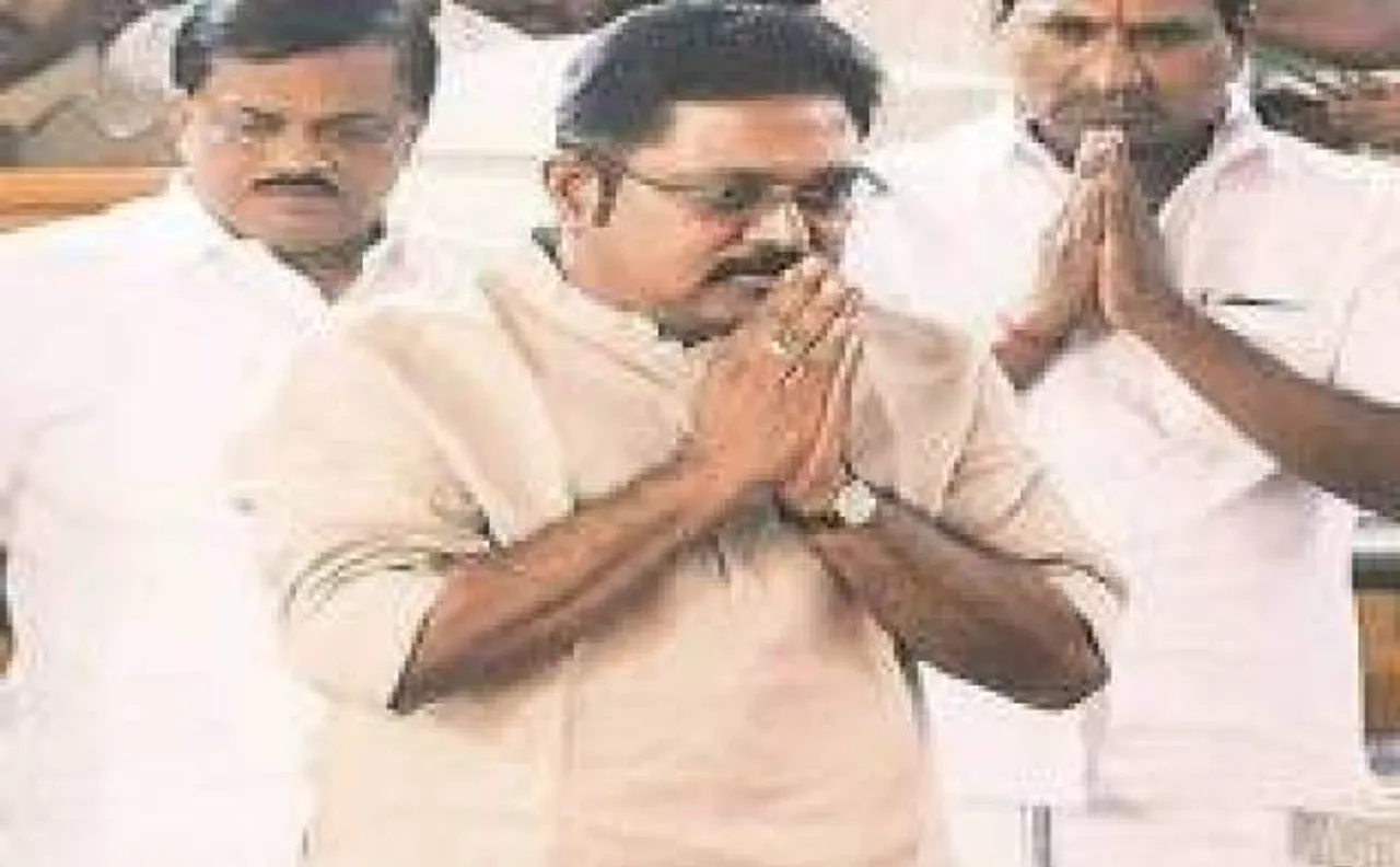 EC ने AIADMK नेताओं पर दर्ज कराई FIR, CM पलानीसामी भी घिरे