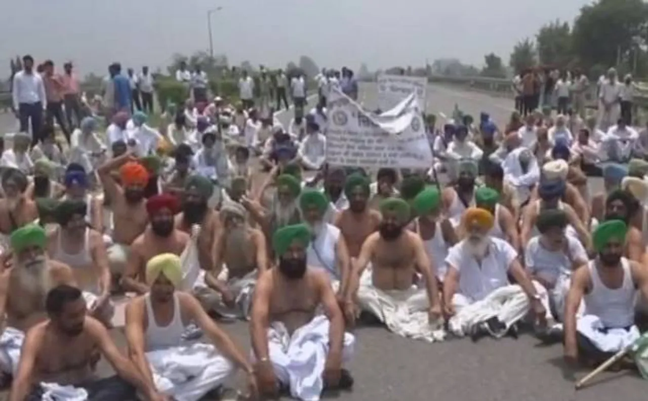 पंजाब के किसान कर्ज़ माफी और स्वामी नाथन आयोग की सिफारिशों को लागू करने कि लिए कर रहे हैं प्रदर्शन