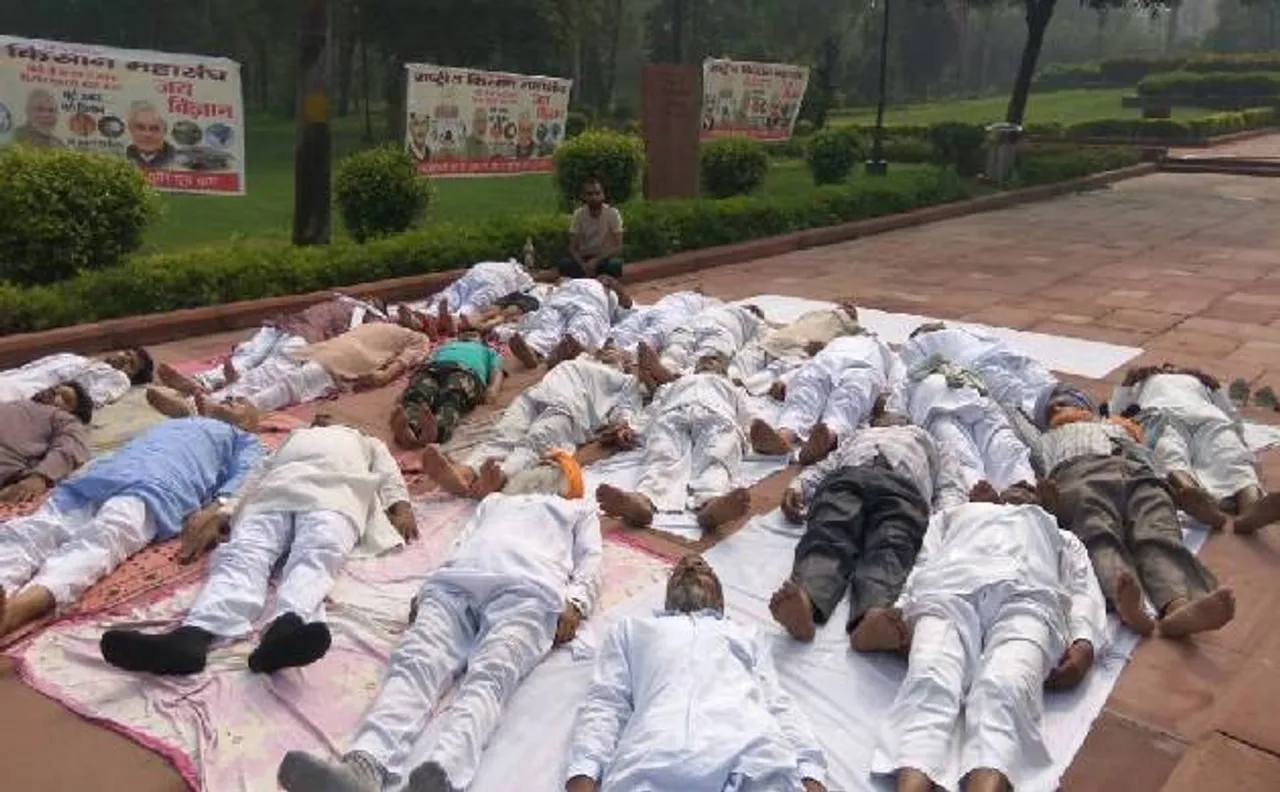 अंतर्राष्ट्रीय योग दिवस: कांग्रेस और किसान का प्रदर्शन, शवासन से सरकार का विरोध