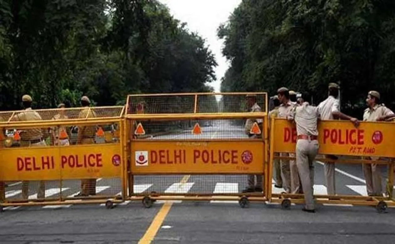 दिल्लीः दो मोटरसाइकिल सवार ने फायरिंग करके कैश वैन से लूटे 12 लाख रुपए