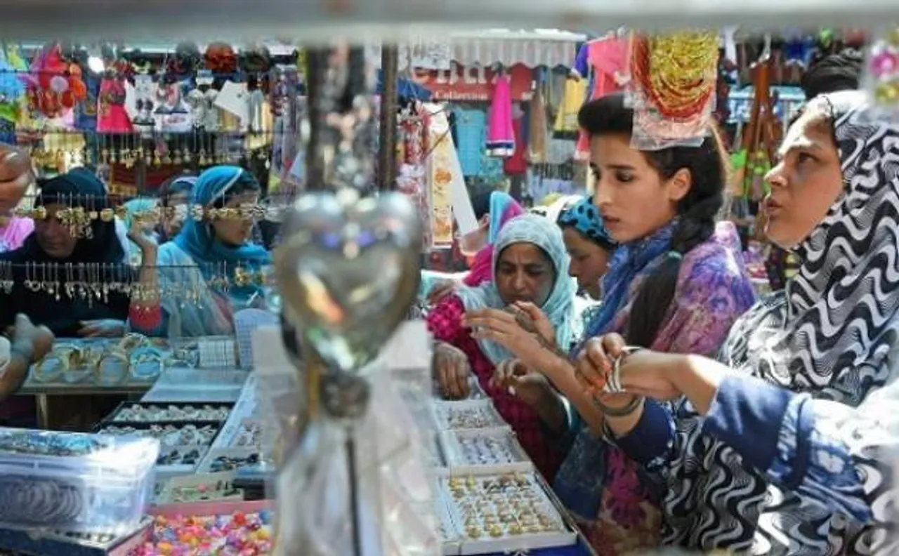 Eid 2017: ईद के जश्न में डूबा पूरा देश, बाजार हुए गुलजार