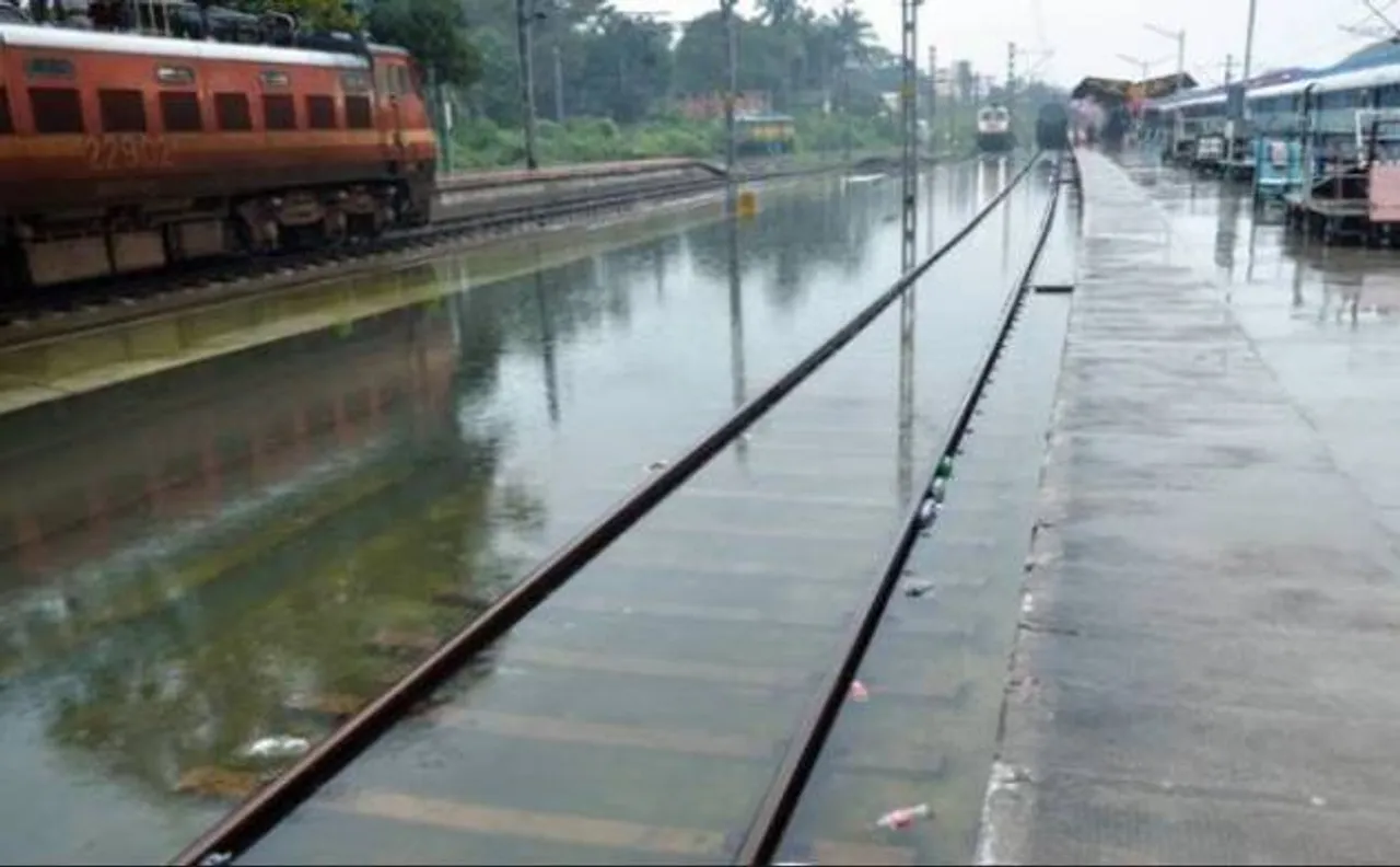 मुंबई में रुक-रुक कर हो रही बारिश बनी आफत, अम्बरनाथ-बदलापुर ब्लॉक पर आज की सभी ट्रेन रद्द