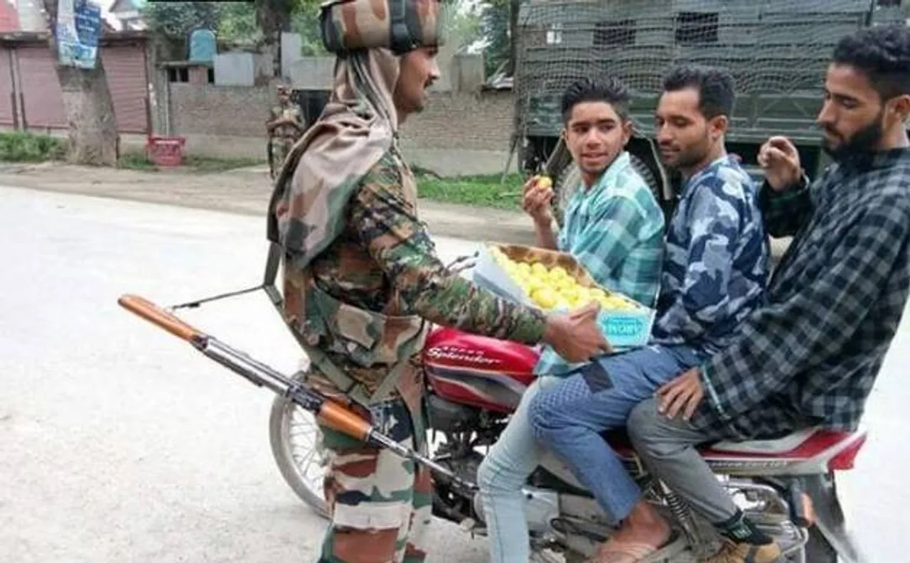 जम्मू-कश्मीर: अनंतनाग में सेना ने लोगों को मिठाई बांट कर मनाई ईद