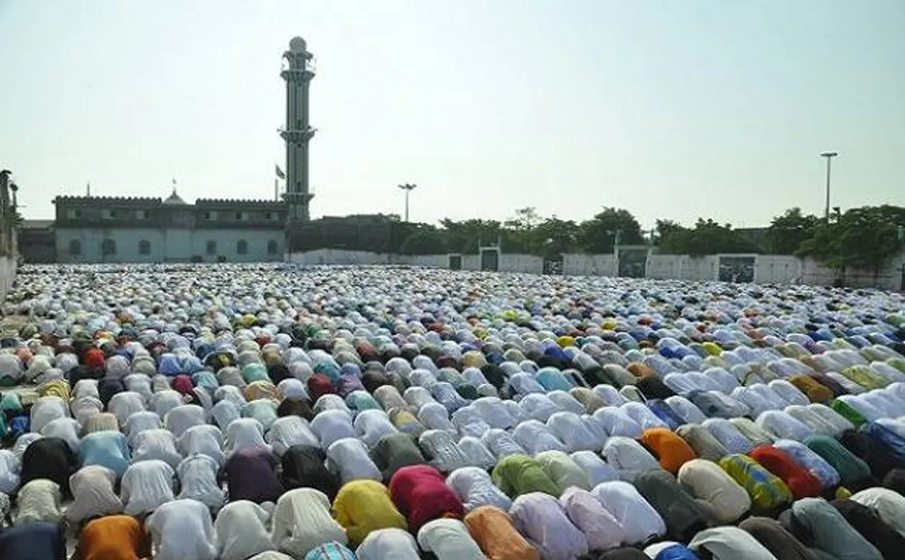 Eid 2017: चांद के दीदार होने पर कल पूरे देश में मनाई जाएगी ईद