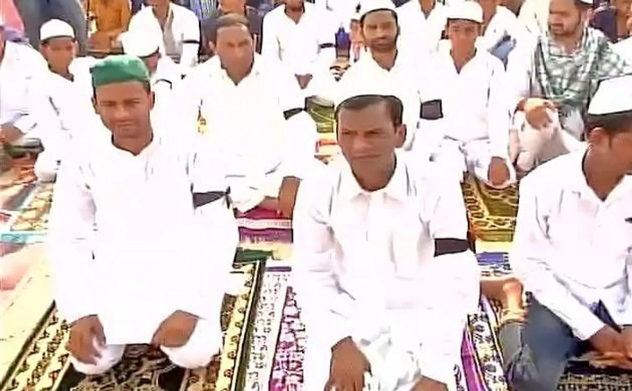 बल्लभगढ़ में जुनैद की पीट-पीटकर हत्या के बाद लोगों ने काली पट्टी बांधकर अदा की ईद की नमाज