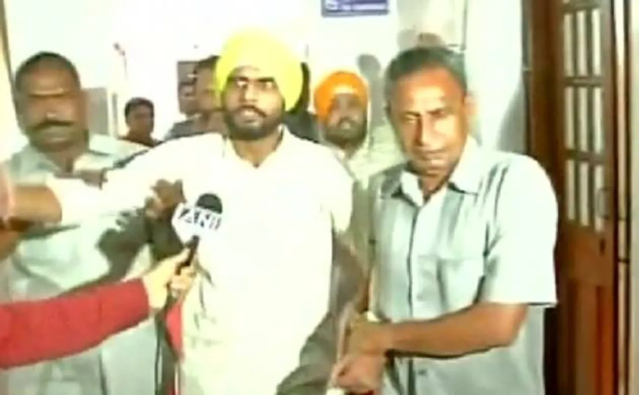 दिल्ली विधानसभा में दो युवकों ने मचाया हंगामा, आप विधायकों ने की पिटाई