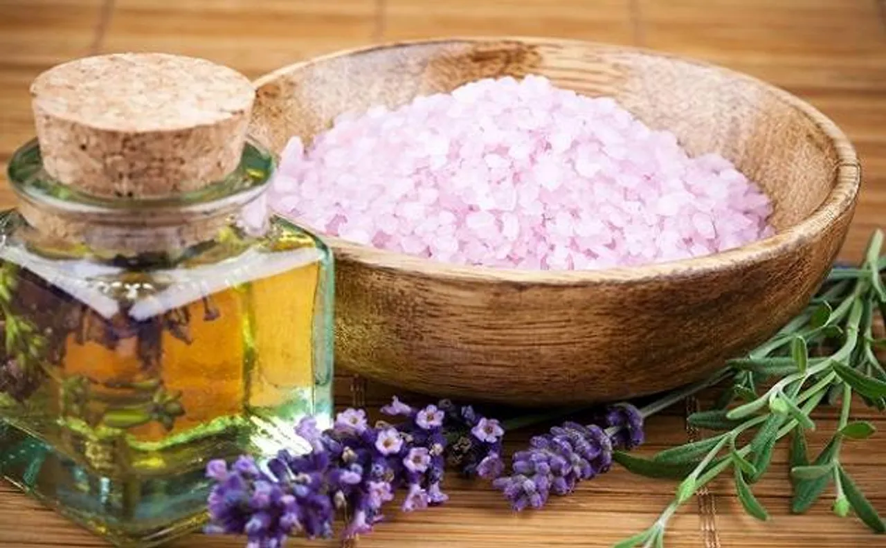 मानसून में आयुर्वेदिक ऑयल से त्वचा की यूं करें देखभाल
