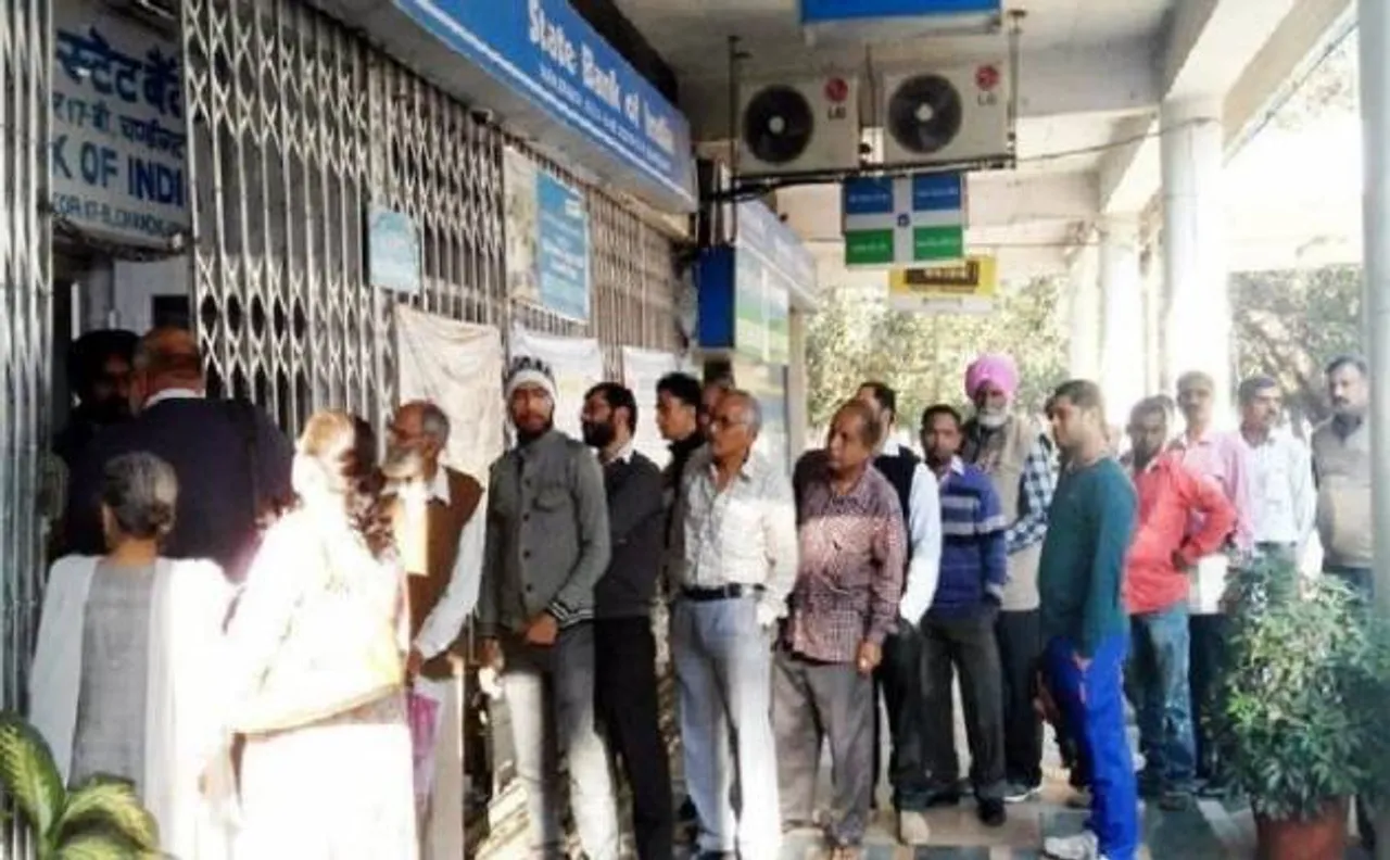 GST 2017: महंगी हो गई बैंकिंग सेवाएं, क्रेडिट कार्ड पर आज से भरना होगा 18% टैक्स