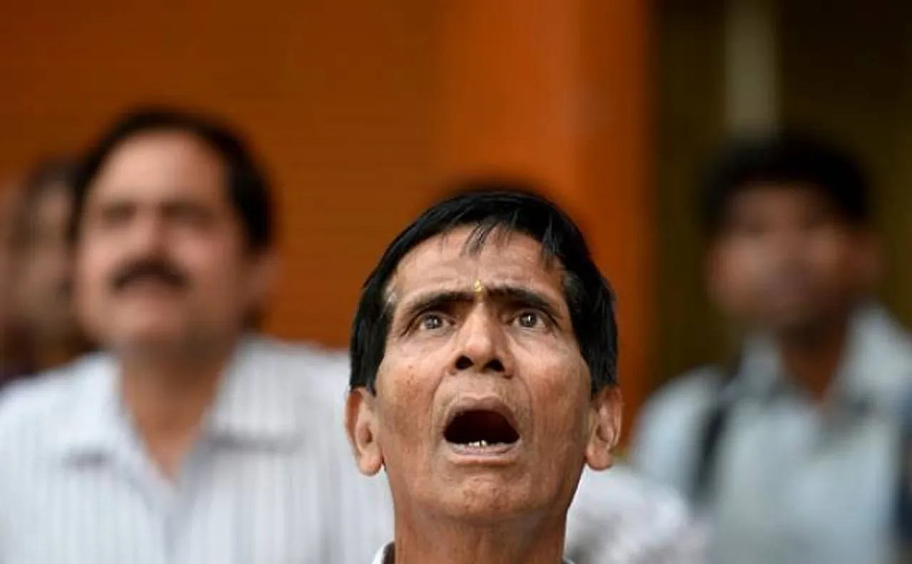भारत के उलट पाकिस्तानी शेयर बाजार के लिए खूनी साबित हुआ सोमवार, करीब 2000 अंक टूटा केएसई 100