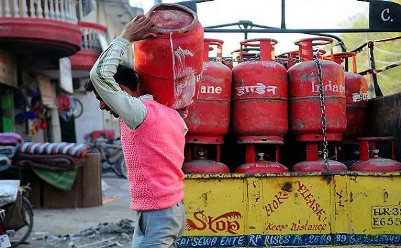 जीएसटी के साइड इफेक्ट्स: रसोई गैस सिलेंडर 15 रुपये तक महंगा