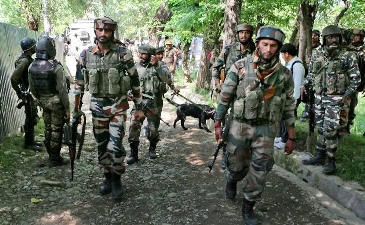 जम्मू-कश्मीर के बामनू में सुरक्षाबलों और आतंकियों के बीच मुठभेड़, 2 ढेर, 6 घायल