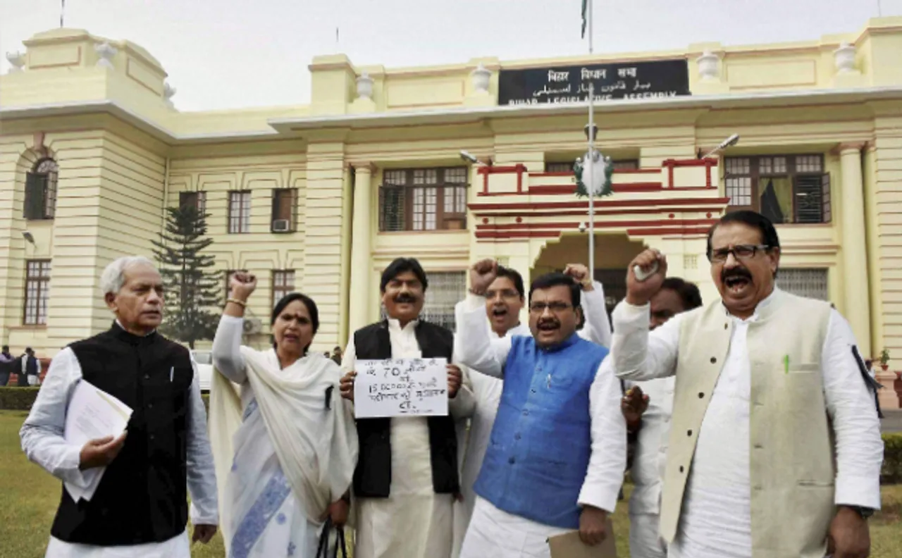 बिहार: लालू के ठिकानों पर सीबीआई छापेमारी के बीच नीतीश कुमार की अधिकारियों के साथ बैठक