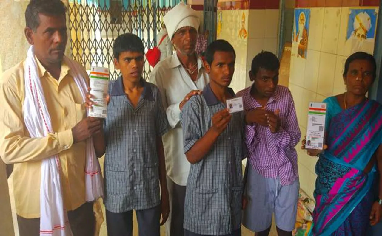 बेंगलुरुः आधार कार्ड के कारण अपने-अपने परिजनों से मिले तीन लोग