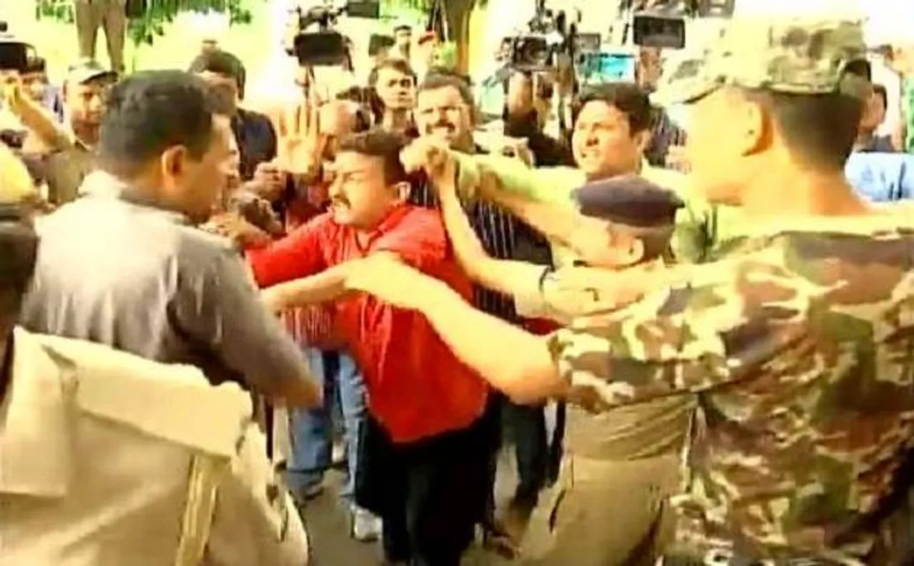 सवाल पूछने पर भड़के डिप्टी सीएम तेजस्वी यादव के सुरक्षाकर्मियों ने पत्रकार को बुरी तरह पीटा