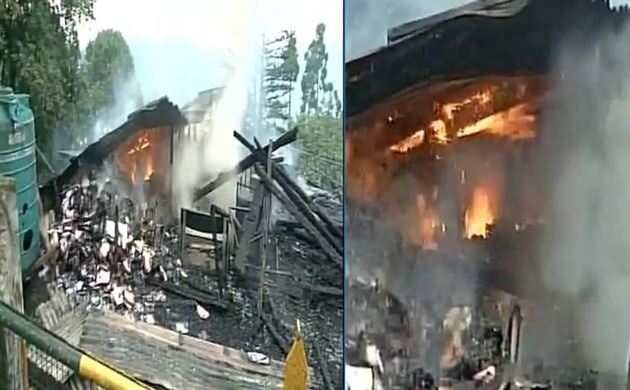 दार्जिलिंग हिंसाः गोरखालैंड समर्थकों ने टूरिस्ट ऑफिस फूंका, गाड़ियों में की तोड़फोड़